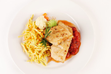 Geschmortes Knurrhahnfilet mit Nudeln