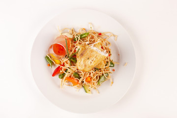 Mahi-Mahi-Filet auf asiatischem Reisnudelsalat