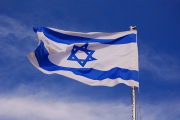 Israelische Fahne weht vor blauem Himmel