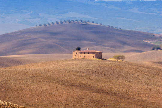 Freestanding farmhouse in tuscan landscape