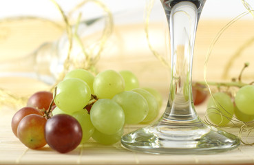 weintrauben neben weinglas