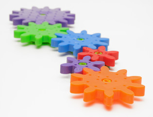 ineinadergreifende bunte Spielzeugzahnräder