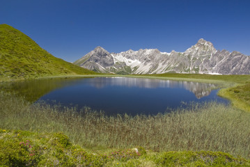 Fototapeta na wymiar Górskie jezioro w Montafon