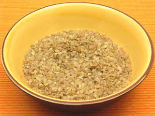 Bulgur in einer Keramikschale