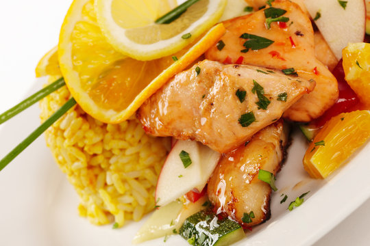S&uuml;dsee-Fischpfanne mit Fr&uuml;chten und Curryreis