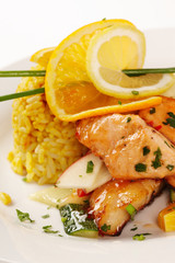 Südsee-Fischpfanne mit Früchten und Curryreis