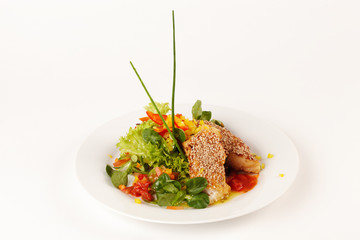 Mahi-Mahi-Filet auf Salat