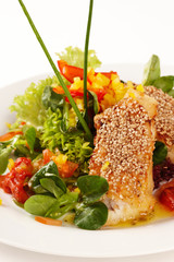 Mahi-Mahi-Filet auf Salat