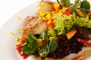 Mahi-Mahi-Filet auf Salat