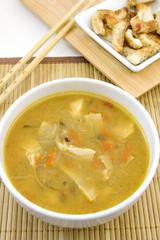 asiatische Hühner und Gemüsesuppe