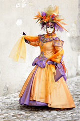 Fototapeta na wymiar Pomarańczowa sukienka i białe maski