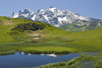 Fototapeta na wymiar Górskie jezioro w Montafon