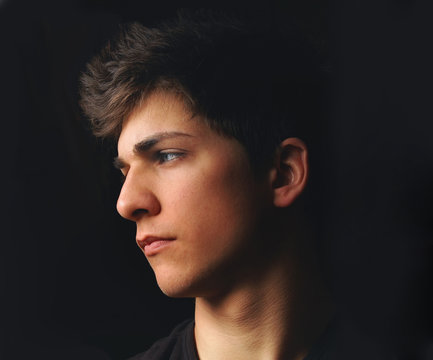 Profilo Ragazzo Sfondo Nero