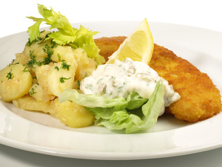 Paniertes Fischfilet mit Kartoffelsalat mit Remoulade