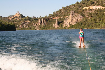 ni&ntilde;a haciendo esqui nautico
