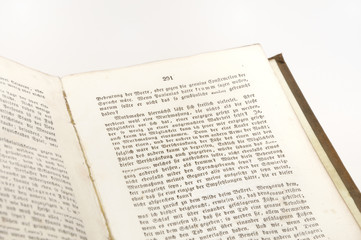 Obraz premium aufgeschlagenes Buch mit angeschnittenen Seiten