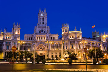 Fototapeta na wymiar Plaza de Cibeles w nocy, Madryt, Hiszpania