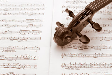 Fototapeta premium Vintage gryf skrzypiec spoczywa na nuty