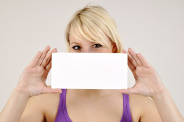 Frau mit Schild Lang-DIN weiß und leer