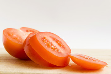 tomate de ensalada partido
