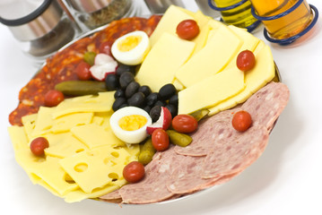 kalte platte mit salami,käse,oliven