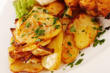 paniertes Seelachsfilet mit Bratkartoffeln