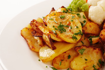 paniertes Seelachsfilet mit Bratkartoffeln