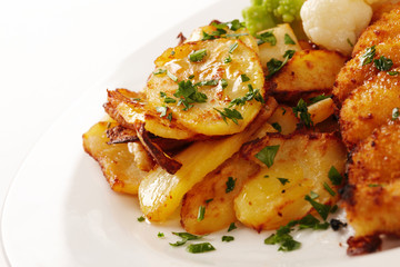 paniertes Seelachsfilet mit Bratkartoffeln