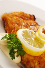 paniertes Seelachsfilet mit Bratkartoffeln
