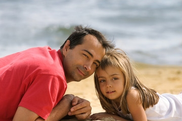 câlin papa sur la plage