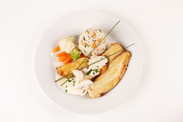 Tilapia-Filet mit Champignon-Ragout und Reis