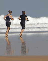 Chicas corriendo por la playa