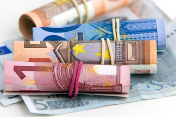 Euroscheine gerollt liegend