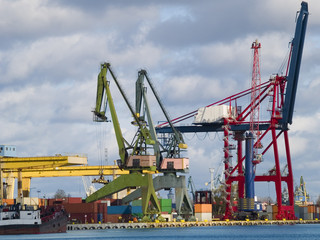 Obraz premium Gantry cranes and containers in a harbor