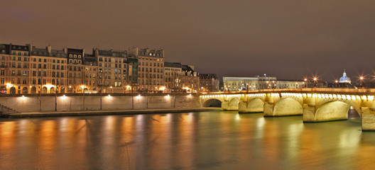 Fototapeta na wymiar Pont Neuf la Nuit