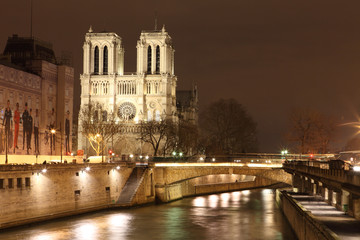 Fototapeta na wymiar Notre Dame de Paris w nocy