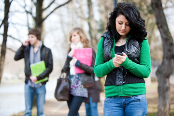 Obraz premium Jeunes adolescents sms