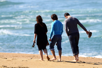 groupe de personnes qui marche sur la plage