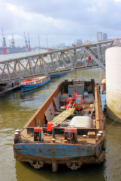schute im hamburger hafen