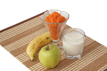 Dietary breakfast from fruit and carrots