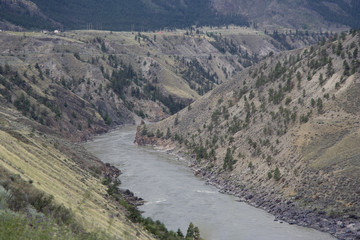 Fototapeta na wymiar Fraser River Valley w otoczeniu gór