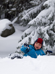Fototapeta na wymiar boy playing in the snow