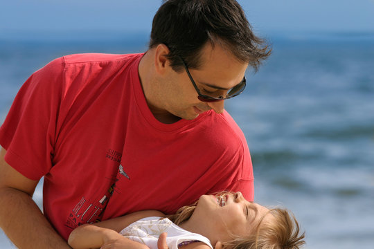 dans les bras de son papa
