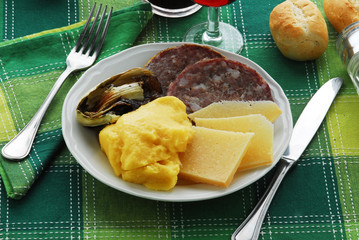 Polenta gialla radicchio formaggio e soppressa - Antipasto