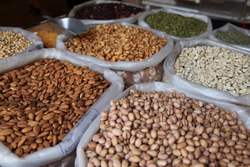 Orientalischer Markt: Bunte Nüsse in Säcken