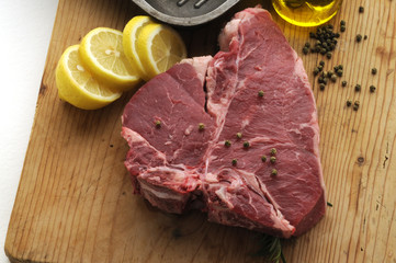 Bistecca fiorentina cruda - Piatti tipici della toscana