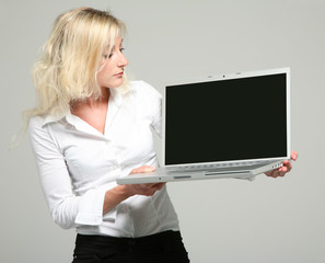 ragazza bionda con laptop in mano