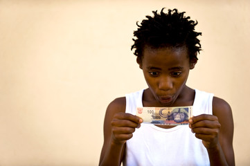 Junge schaut auf Geldschein