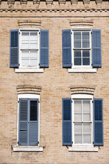 Fototapeta na wymiar Austin stare ceglane domy z niebieskimi okiennicami, Teksas