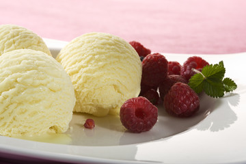 vanilla icecream with raspberries close-up
